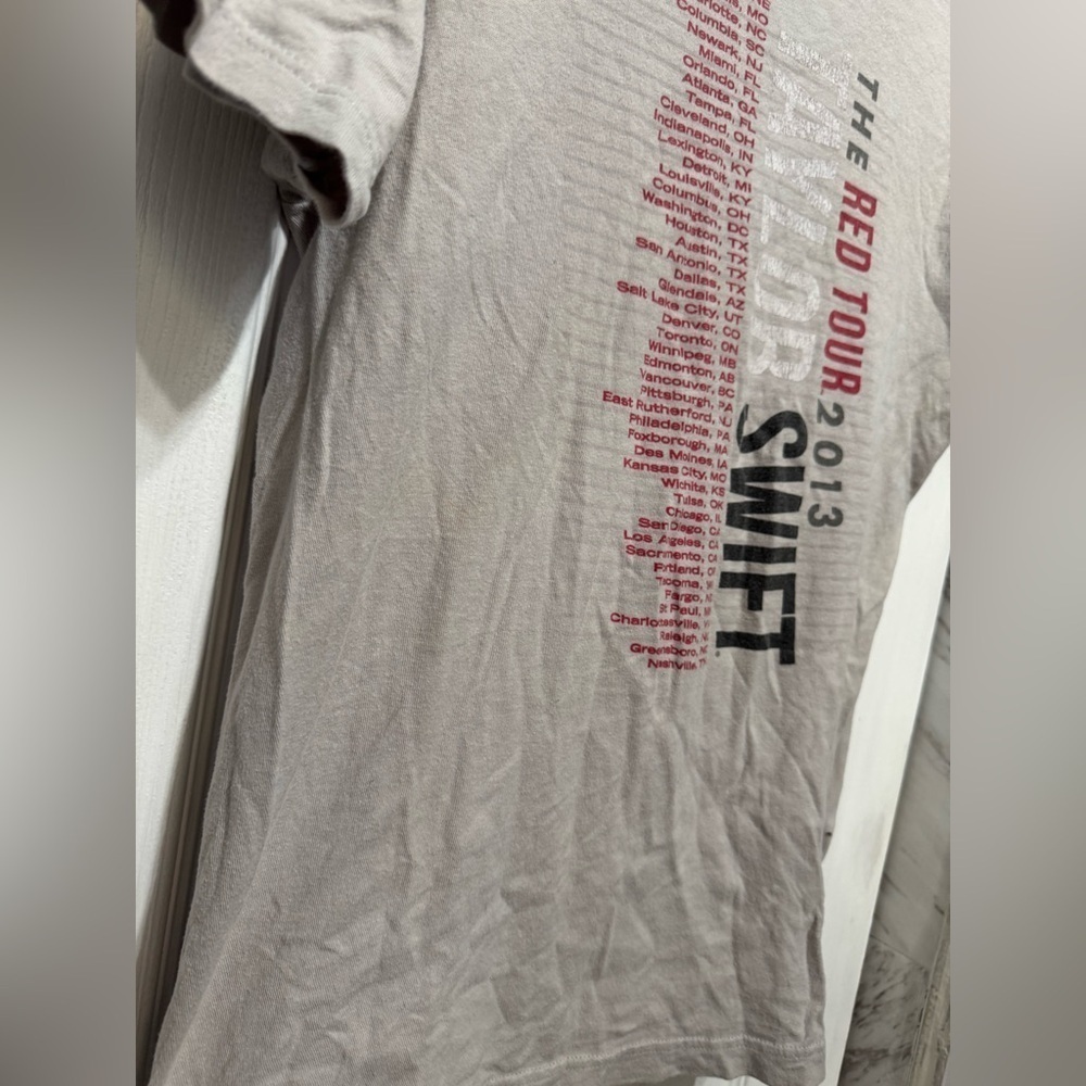Taylor Swift The RED Tour 2013 Concert T-Shirt Women’s Small Unisex Light Gray - Picture 14 of 16